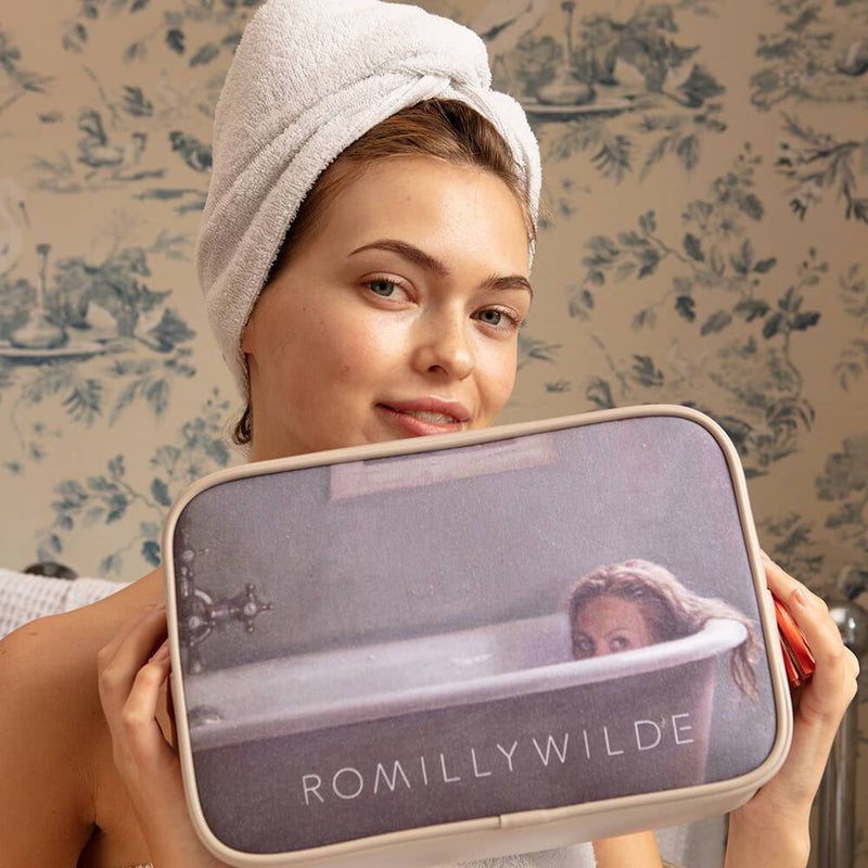 Complimentary Alexa Washbag